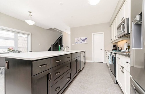 Doon South Casa | Pondside Home w Sun Deck - Near Victoria Park!