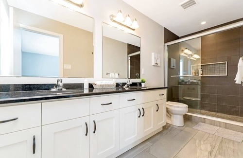 Doon South Casa | Pondside Home w Sun Deck - Near Victoria Park!
