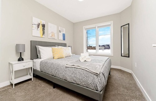 Doon South Casa | Pondside Home w Sun Deck - Near Victoria Park!
