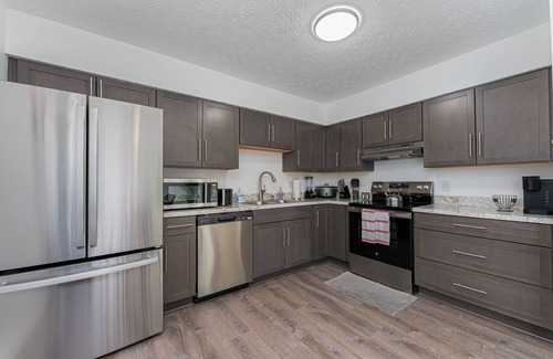 Hilliard Casa | Pondside Retreat 4BR w/ Hot Tub & Pool Table & BBQ