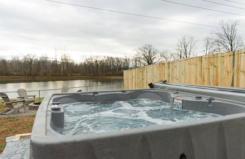 Hilliard Casa | Pondside Retreat 4BR w/ Hot Tub & Pool Table & BBQ