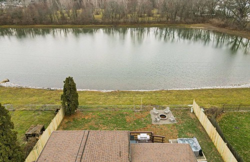 Hilliard Casa | Pondside Retreat 4BR w/ Hot Tub & Pool Table & BBQ