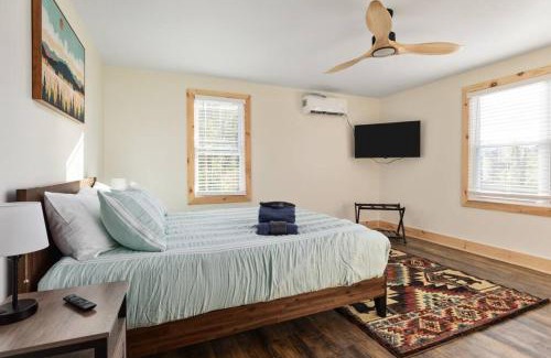 Luray Casa | Pondview 4BR Cabin-Walk to Caverns, Hot Tub, Wi-Fi
