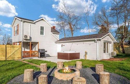 Luray Casa | Pondview 4BR Cabin-Walk to Caverns, Hot Tub, Wi-Fi