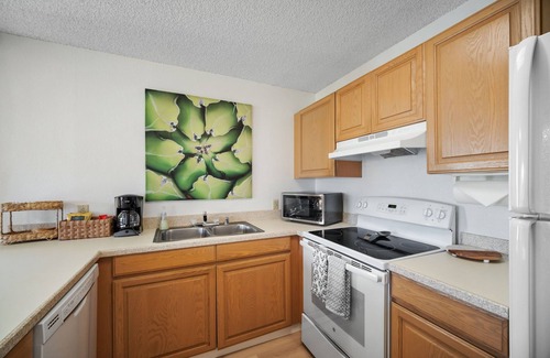 Kapaa Condominio | Pono Kai Resort J201, 2nd Floor, Walk to Beach