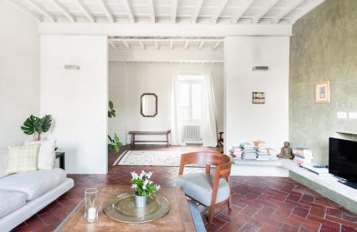 Oltrarno Apartamento | Ponte Vecchio Flat Overlooking Piazza della Passera