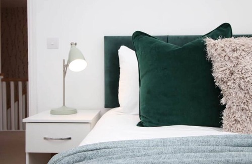 Coed-Y-Paen Apartamento | Pontypool House by Mia Living (5 bedrooms, garden and parking)