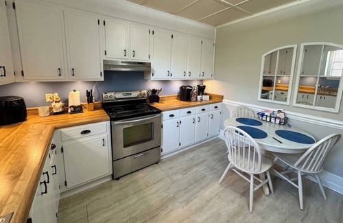 Beech Island Casa | Pool, $0 cleaning fee, covered parking, new bed
