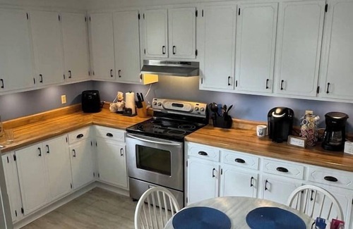 Beech Island Casa | Pool, $0 cleaning fee, covered parking, new bed