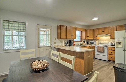 Ocean Pines Casa | Pool Access and Fire Pit Ocean Pines Retreat!