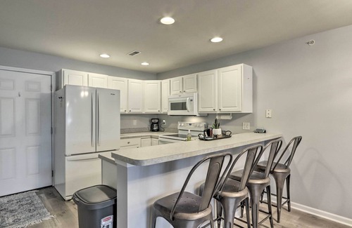 Camdenton Condominio | Pool Access & Lake Views: Camdenton Condo