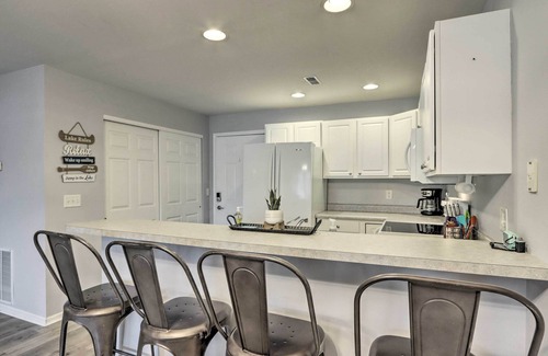 Camdenton Condominio | Pool Access & Lake Views: Camdenton Condo