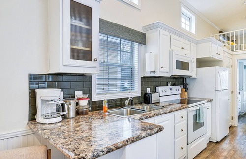 Sherrills Ford Cabaña | Pool Access + Views: Serene Cottage at Lake Norman