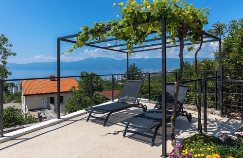 Rijeka Apartamento | Pool And Garden Apartment Happy Sound