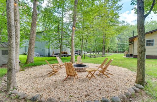 East Stroudsburg Casa | Pool and Lake Access, Yard Poconos Family Getaway