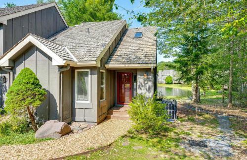 White Haven Apartamento | Pool and Marina Access Condo with Deck in Jim Thorpe