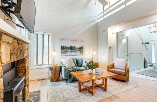 White Haven Apartamento | Pool and Marina Access Condo with Deck in Jim Thorpe