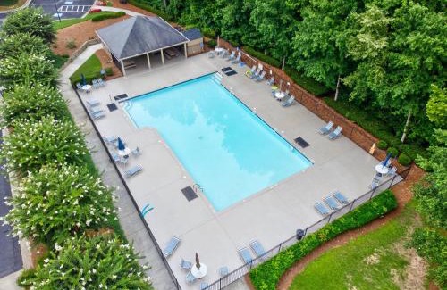 Buford Apartamento | Pool and Patio, 8 minutes from Mall of Georgia!