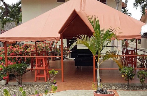 Playa Chiquita Apartamento | Pool/billiard/cable TV/WiFi/free shuttle to beach/free breakfast…