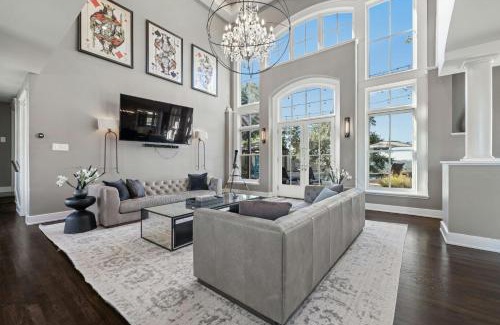Glenlake Casa | Pool, Cabana & Amazing Views - Picturesque Point