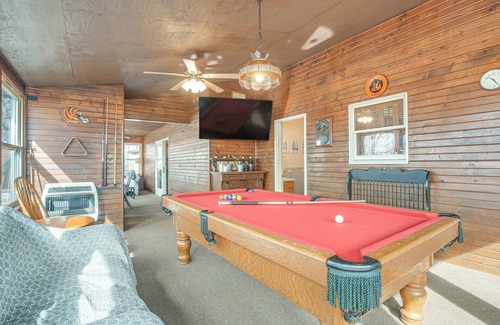 Mount Vernon Casa | Pool, Deck & Fire Pit: Dog-Friendly Ohio Escape!