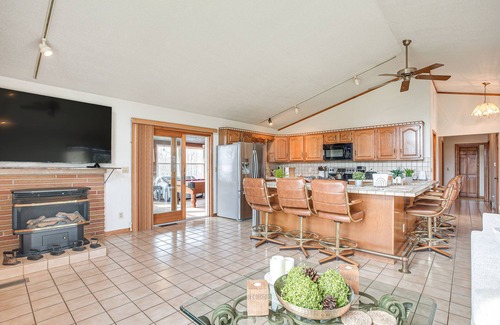 Mount Vernon Casa | Pool, Deck & Fire Pit: Dog-Friendly Ohio Escape!