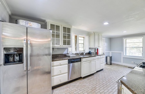 Newnan Casa | Pool & Deck: Pond-View Getaway in Newnan!