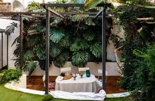 Misericordia Apartamento | Pool & Garden Apt In the Heart of Lisbon
