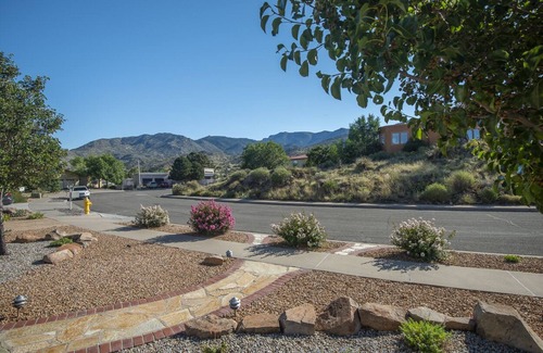 Northeast Heights Casa | POOL & GORGEOUS VIEWS Atop Albuquerque