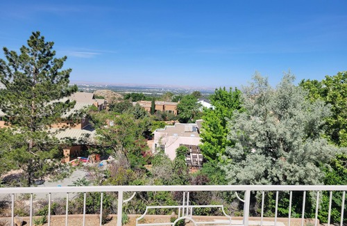 Northeast Heights Casa | POOL & GORGEOUS VIEWS Atop Albuquerque