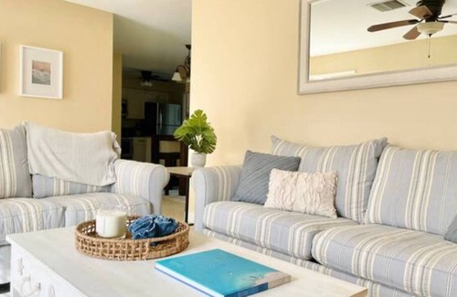 North Naples Cabaña | POOL HOME! - A Charming Vanderbilt Beach Cottage