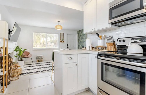 Lake Worth Cabaña | Pool, Hot tub, 5 min to beach! The Monkey Cottage!