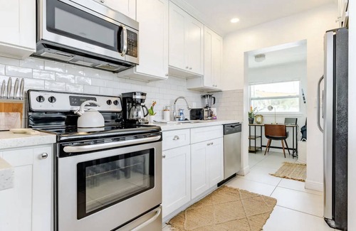 Lake Worth Cabaña | Pool, Hot tub, 5 min to beach! The Monkey Cottage!