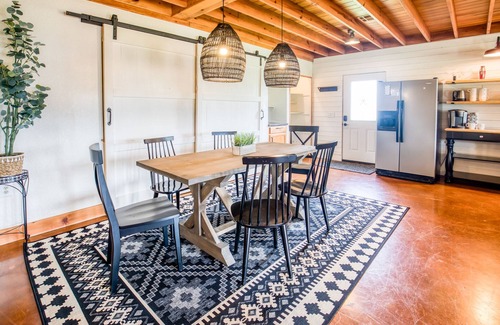 Brenham Cabaña | ★ Pool, HotTub- Cardinal Cottage, RoundTop/Brenham