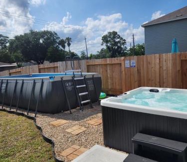 Northside Casa | Pool house with hot tub