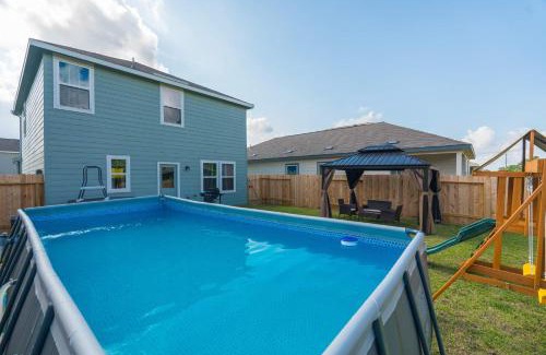 Northside Casa | Pool house with hot tub