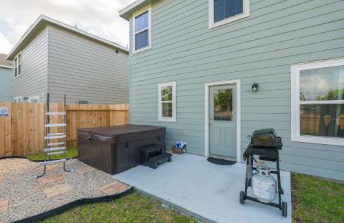Northside Casa | Pool house with hot tub