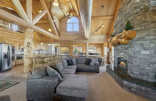 Fish Haven Cabina | POOL in Cabin, Sleeps 55+, Tons of Parking