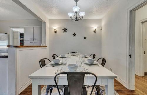 Jefferson Casa | Pool Mins to Downtown & Alamo - Huisache Retreat