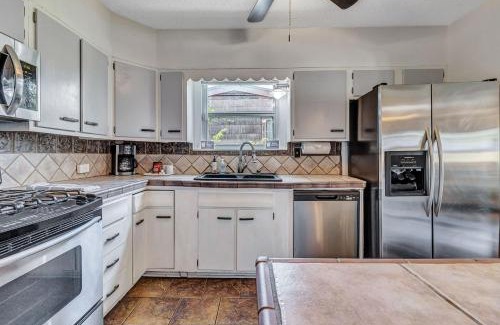 Jefferson Casa | Pool Mins to Downtown & Alamo - Huisache Retreat