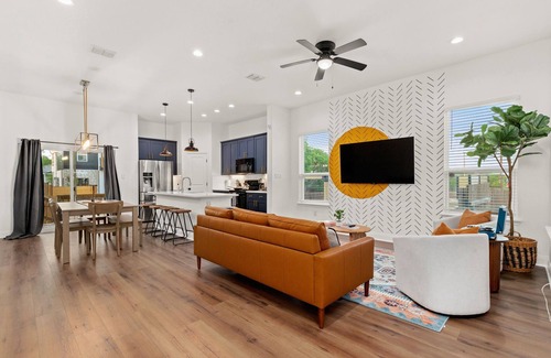 Denver Heights Casa | Pool-MovieTheater-KING BED & 5 minutes from the Alamodome & Riverwalk