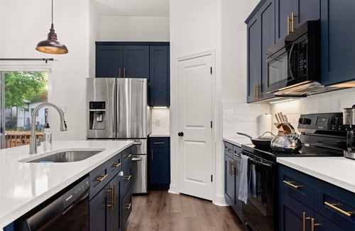 Denver Heights Casa | Pool-MovieTheater-KING BED & 5 minutes from the Alamodome & Riverwalk