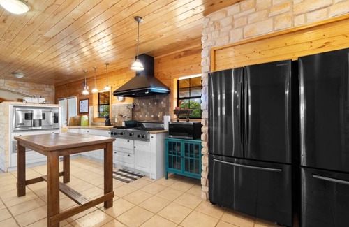 Dripping Springs Casa | Pool & Pickle ball sleeps 28 in the TX hill country