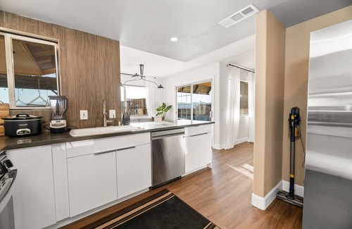 Yucca Valley Villa | Pool, Spa, Suana, Theater, MiniGolf & Pet-friendly