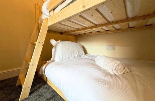 Heaton Apartamento | Pool Table 1-Bedroom House, near City Centre and Public Transport, Dog Friendly, Sleeps 5, Free Parking