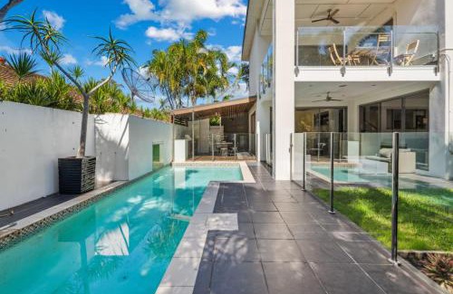 Calamvale Casa | Pool Table and Resort Pool 4BR Holiday Paradise