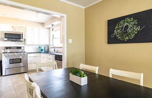 University District Casa | Pool Table ~ PingPong ~ Foosball ~ Fun for the Fam