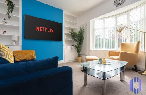 Trafford Casa | Pool Table - Spacious and Tranquil Hideaway - Near Airport - Sleeps 10