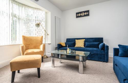 Trafford Casa | Pool Table - Spacious and Tranquil Hideaway - Near Airport - Sleeps 10