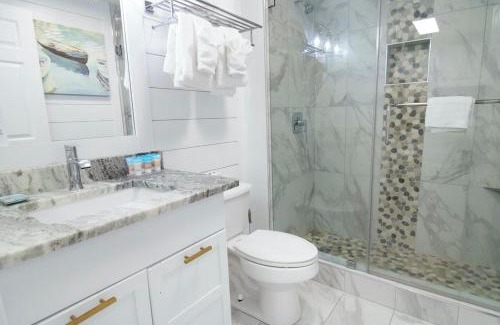 Litchfield by the Sea Apartamento | Pool View Efficiency with King Bed 1st Floor